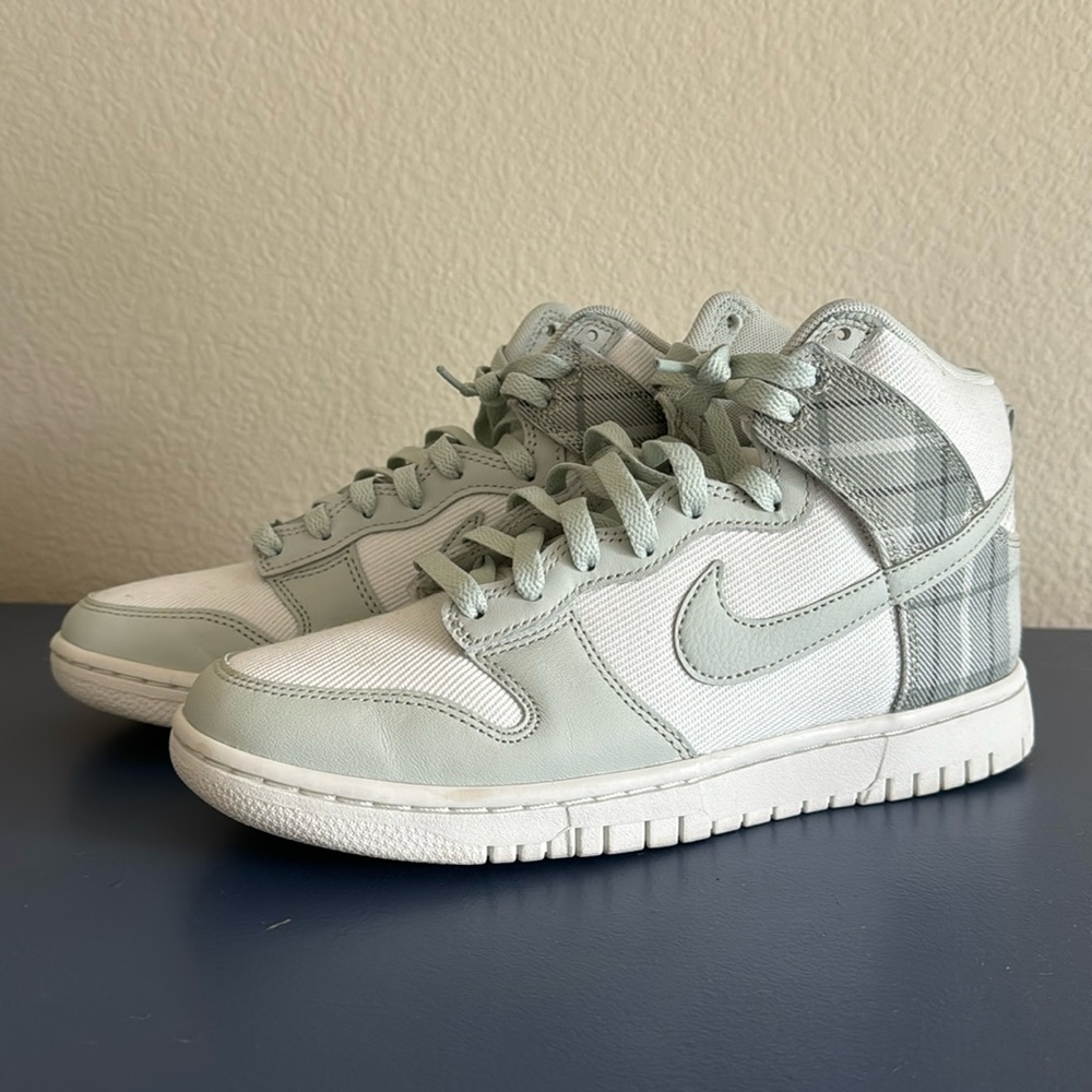 Like new Nike men’s dunk high retro SE
